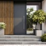 Denpanels Akustikpaneel Nordic Outdoor mit Thermoholz und schwarzem Filz an Hauswand.