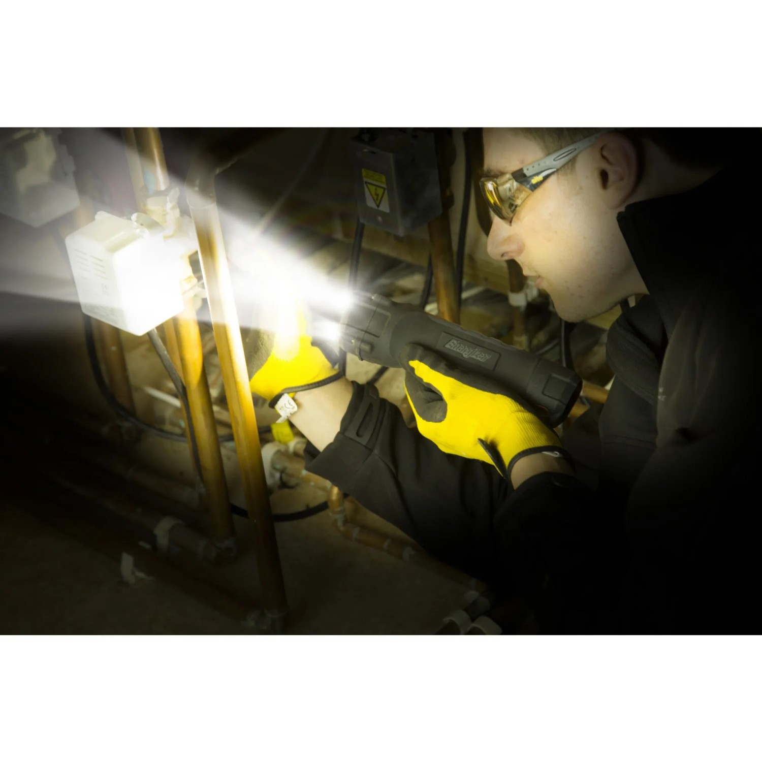 Energizer Hardcase Project Plus Arbeitslampe leuchtet Rohre aus, inklusive Batterien.