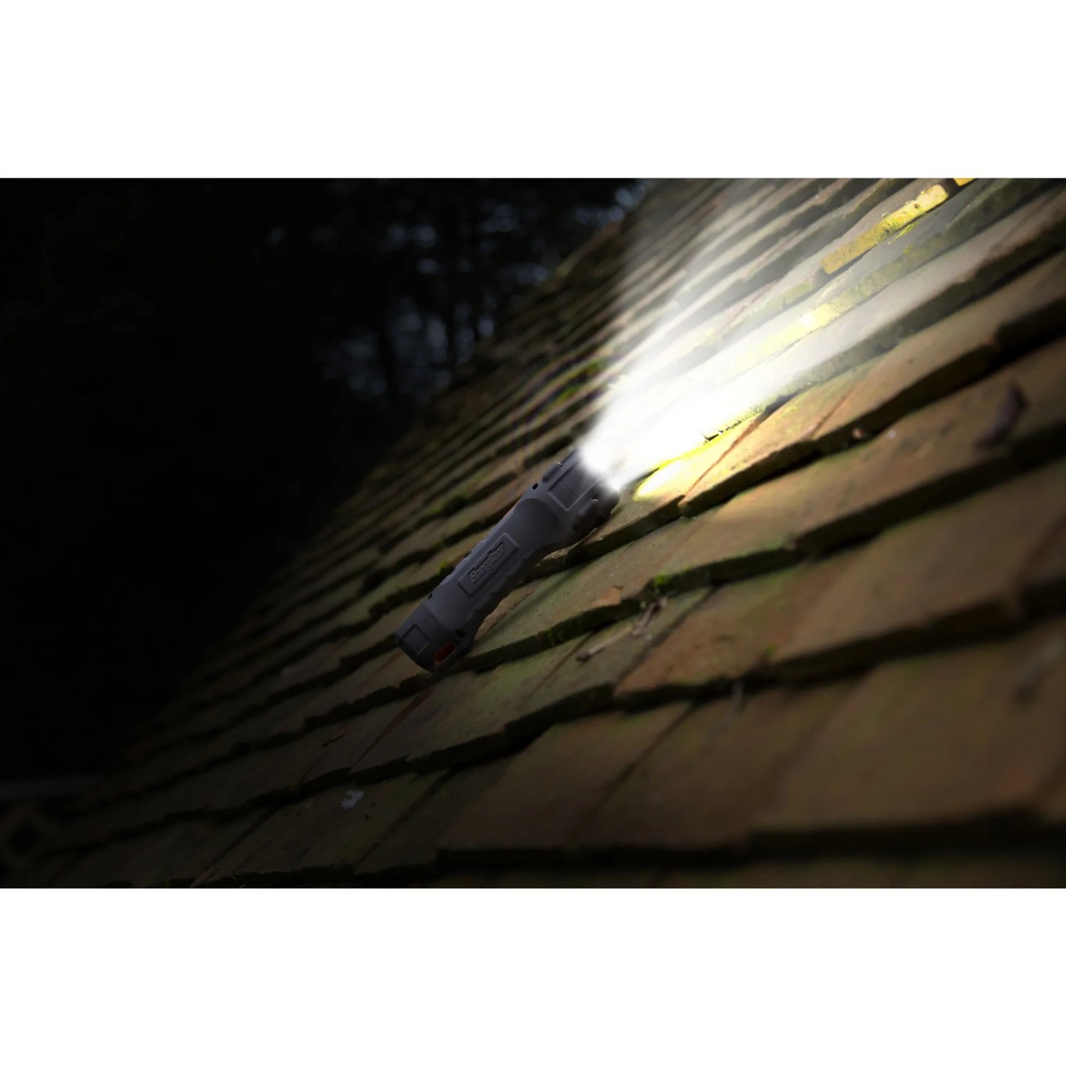 Energizer Hardcase Project Plus Arbeitslampe leuchtet auf Ziegeldach, inklusive Batterien.