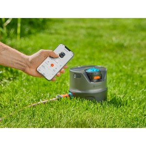 Gardena AquaPrecise solarbetriebenes Bewässerungssystem für Rasen mit App-Steuerung im Garten.