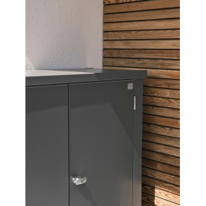 Quarzgrauer Biohort Terrassenschrank Romeo mit Doppeltüren und Schloss. Ideal für Garten und Balkon.