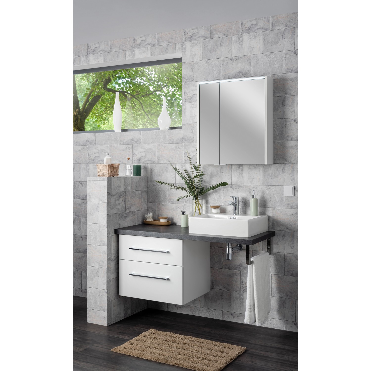 Modernes Badezimmer mit Fackelmann Spiegelschrank Denver, weiß, 60 cm, mit Softclose-Türen.