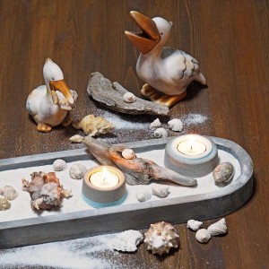 Glorex Gießform Teelichthalter (6/7cm) mit Deko-Elementen wie Muscheln und Holzstücken.