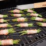 Jamestown Grillmatten-Set mit Grillgut auf dem Rost. Antihaftbeschichtung für schonendes Grillen.
