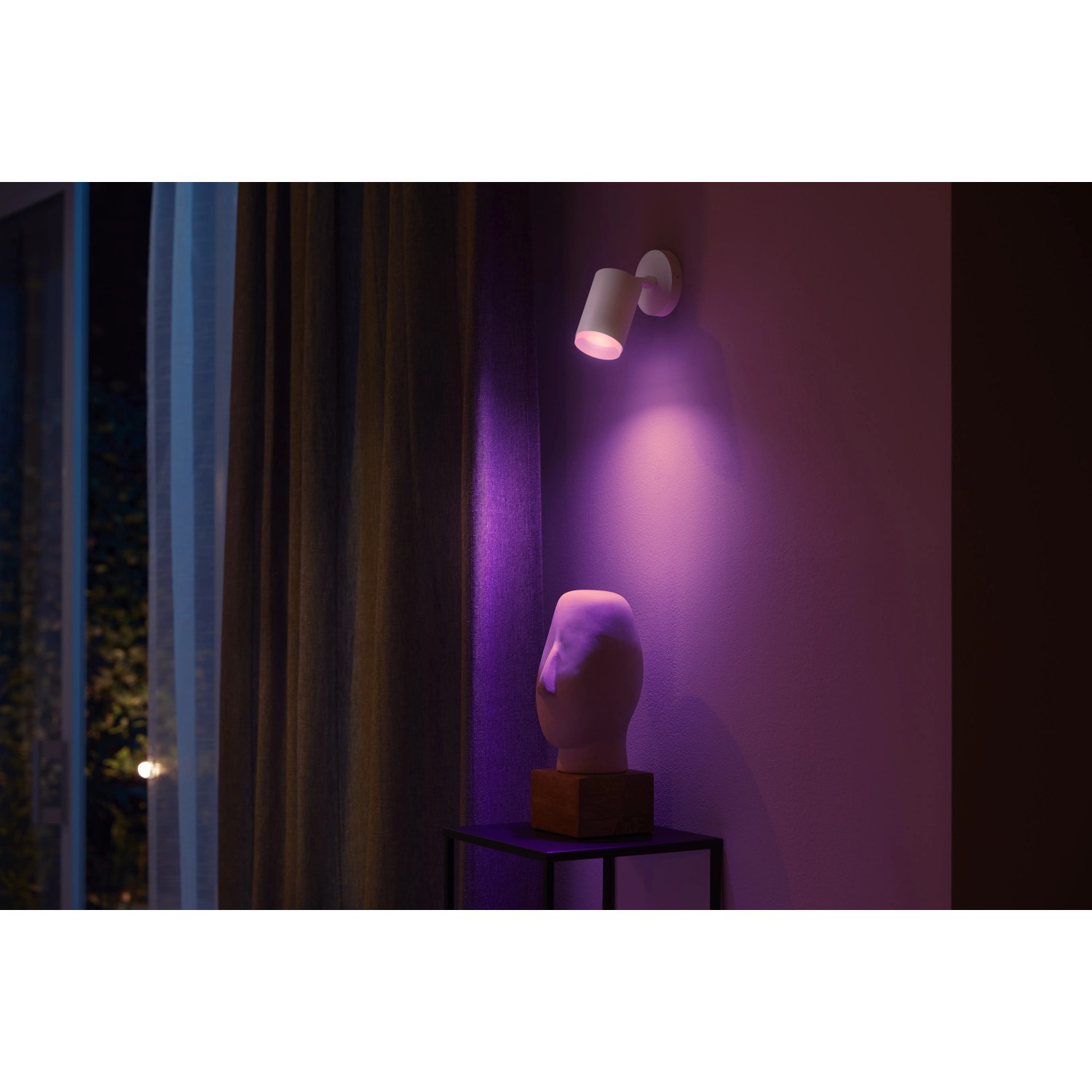 Philips Hue Fugato LED-Spot, 1-flammig, Weiß, mit farbigem Licht an der Wand.
