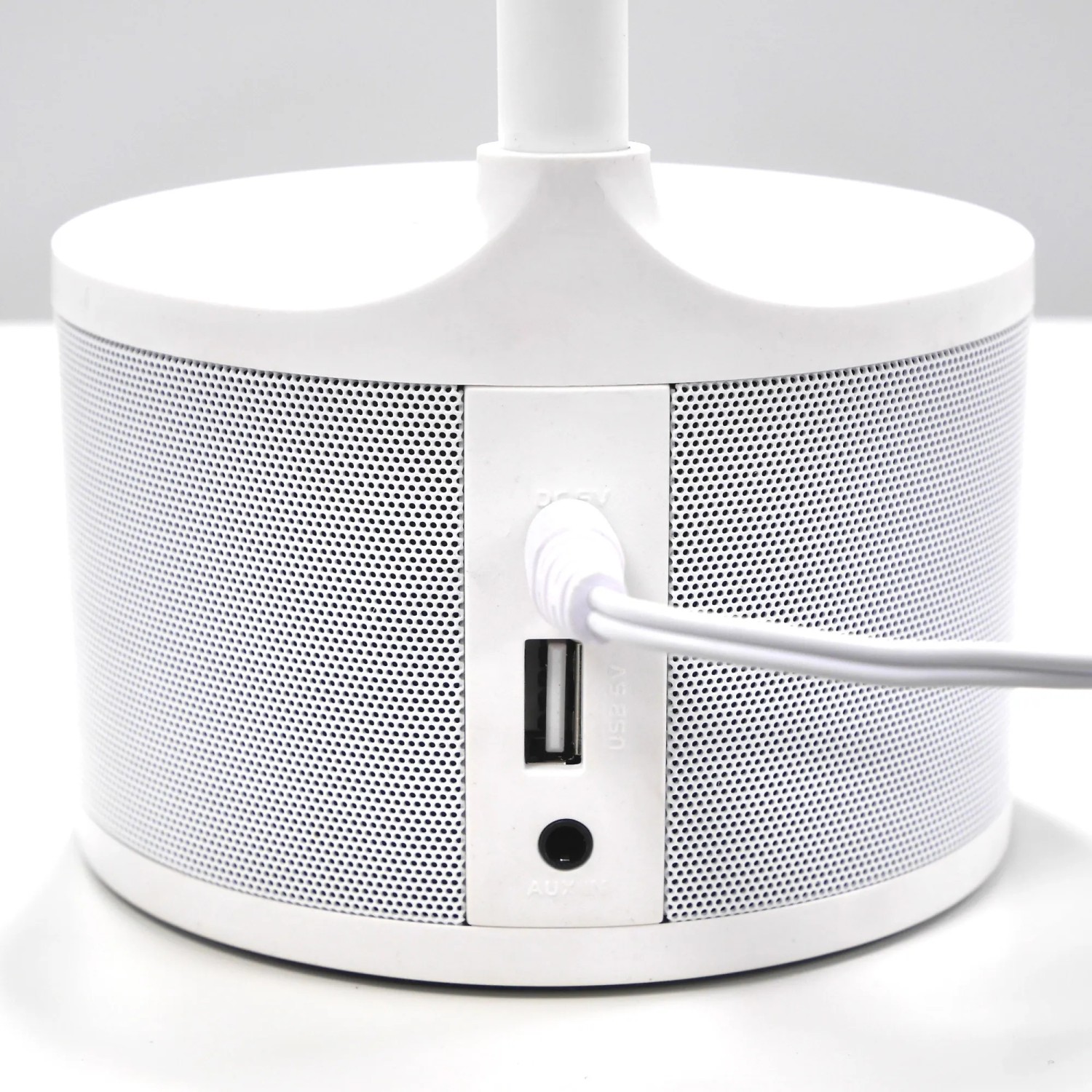 Detailansicht der weißen Vasner LED Schreibtischleuchte Lumbeat mit USB-Anschluss.