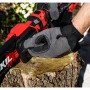 Skil Akku-Astsäge 0514CA in Nutzung auf Baumstumpf, rot/schwarz, 15 cm Schwertlänge.