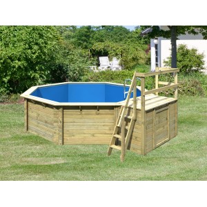 Karibu Holzpool Set mit Sonnenterrasse, Leiter und Filteranlage im Garten.