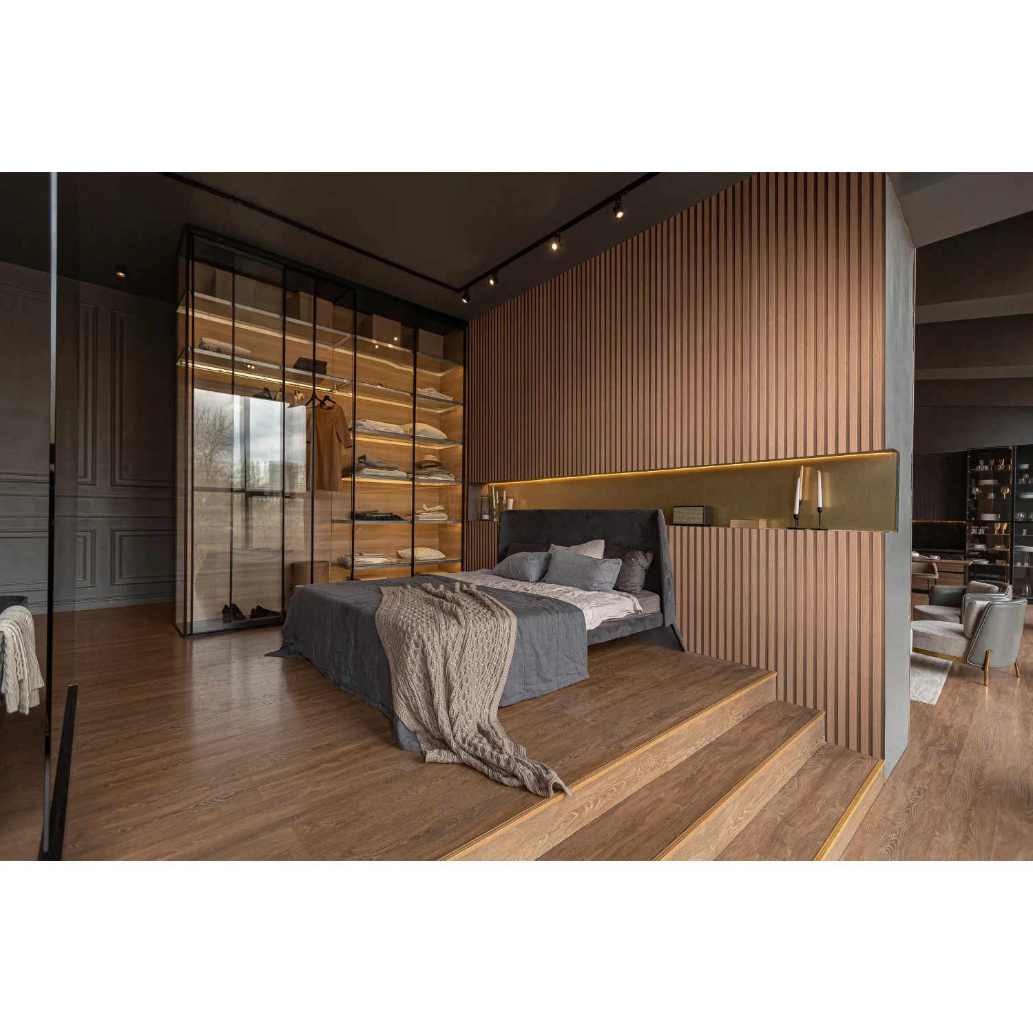 Schlafzimmer mit Marburg Vliestapete Akustikpaneel in Kupfer-Metalloptik.