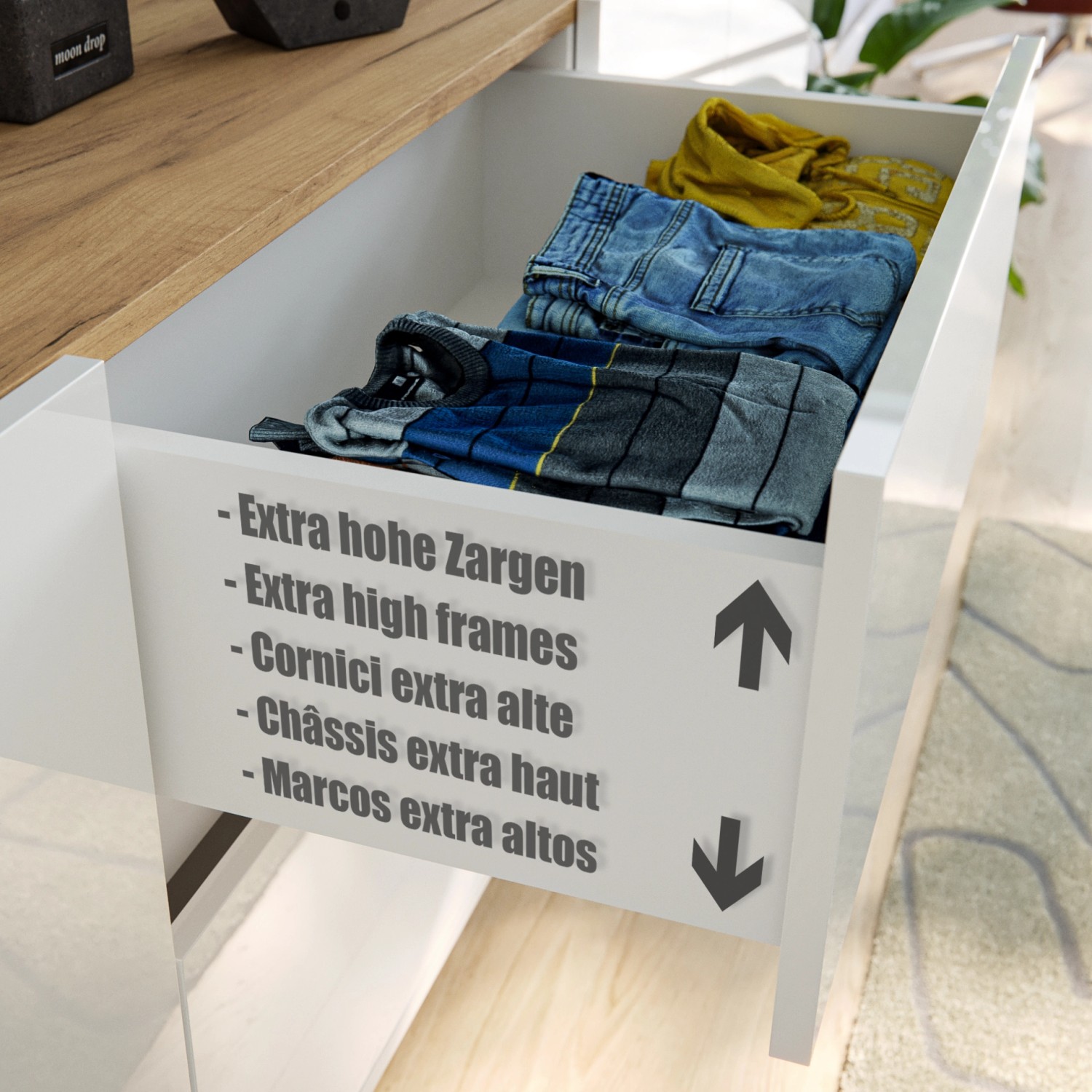 Offene Schublade des weißen Posseik Sideboards Industrial C mit Kleidung.