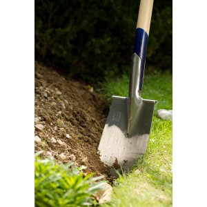LUX Gärtnerspaten Geestemünder Form im Einsatz: Stahlblatt im Erdreich, Eschen-T-Stiel sichtbar.