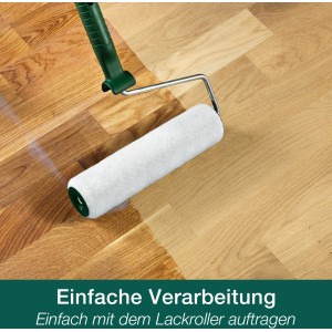 Auftragen der Bona Parkett Grundierung mit Lackrolle auf Holzboden.