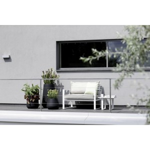 Hoher, schwarzer Elho Blumentopf Pure Cone (Ø 43cm) auf einer Terrasse mit Pflanzen.