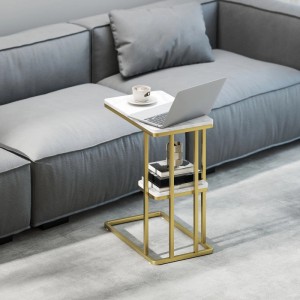 Weißer HOMCOM Beistelltisch mit Marmoroptik, goldfarbenem Stahlrahmen, zwei Ablagen, C-förmig, neben Sofa.