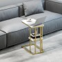 Weißer HOMCOM Beistelltisch mit Marmoroptik, goldfarbenem Stahlrahmen, zwei Ablagen, C-förmig, neben Sofa.