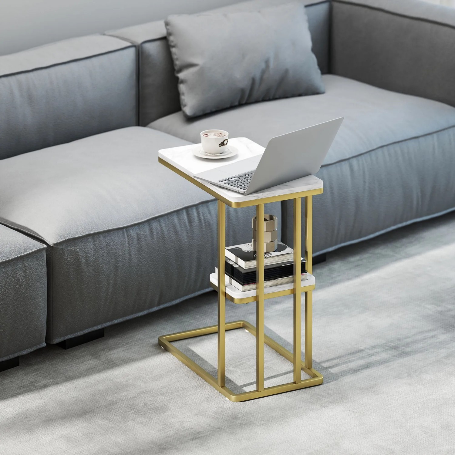Weißer HOMCOM Beistelltisch mit Marmoroptik, goldfarbenem Stahlrahmen, zwei Ablagen, C-förmig, neben Sofa.