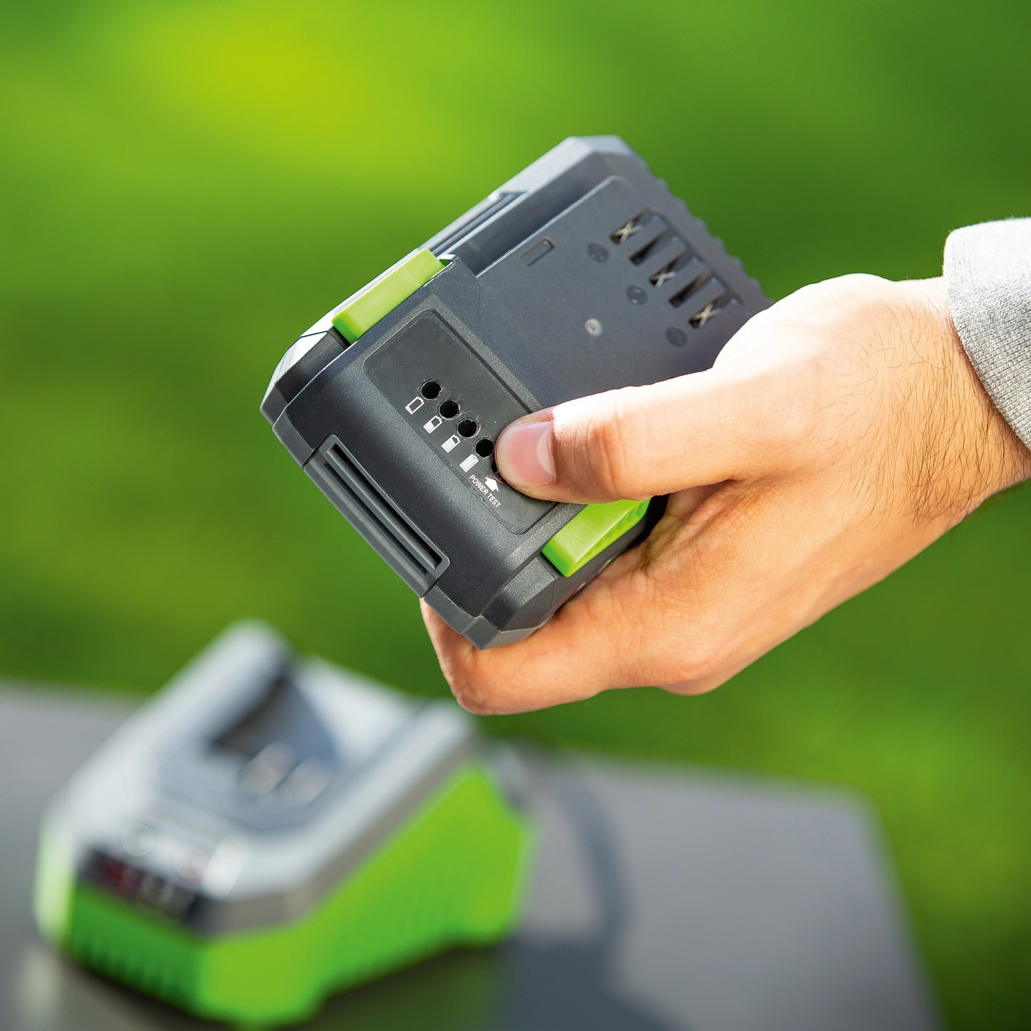 LUX 20V Akku 2Ah in Hand, Ladestandsanzeige sichtbar. Akku für Elektrowerkzeuge des 1 PowerSystems.