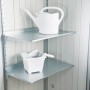 Biohort Regale-Set mit 2 Böden im Gartenhaus, mit Gießkanne und Pflanztopf.