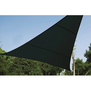 Dunkelgraues, dreieckiges Perel Sonnensegel (3,6x3,6x3,6 m) im Garten.