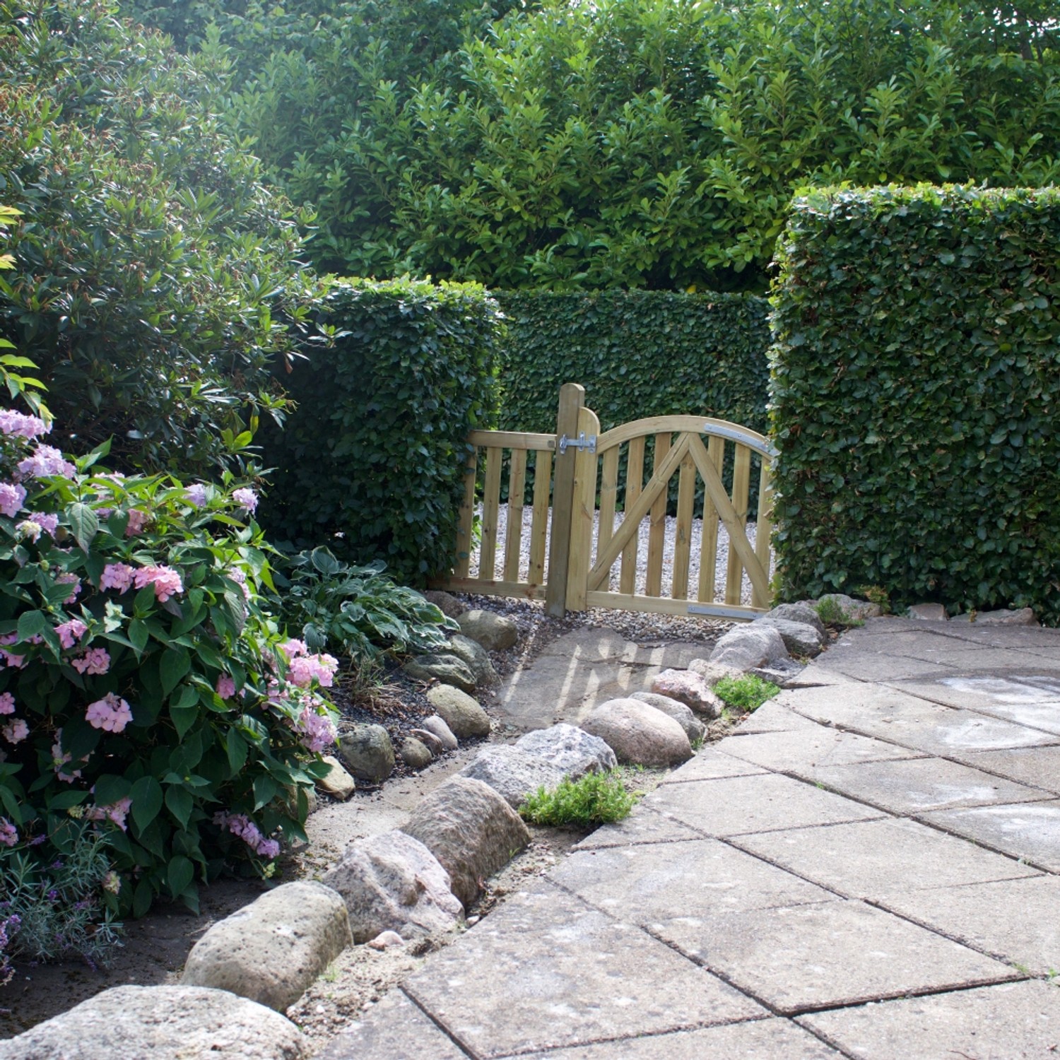 Ligno Gartentor aus Nadelholz, druckimprägniert, 100x88cm, in Gartenlandschaft.