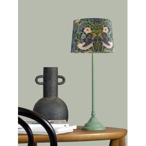 Grüne PR Home Tove Tischleuchte mit Morris-Design Schirm, Vogel- & Blumenmuster. Skandinavische Innenleuchte.