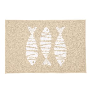 Sandbeiger Badteppich (50x60 cm) mit drei weißen Fischmotiven von Kleine Wolke.