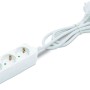 Weiße 3-fach Steckdosenleiste mit Kabel und Stecker.