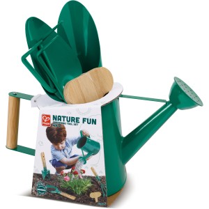 Hape Gartenwerkzeug-Set, 6-teilig, in Gießkanne verpackt: Schaufel, Rechen, Spaten und Pflanzenschilder.