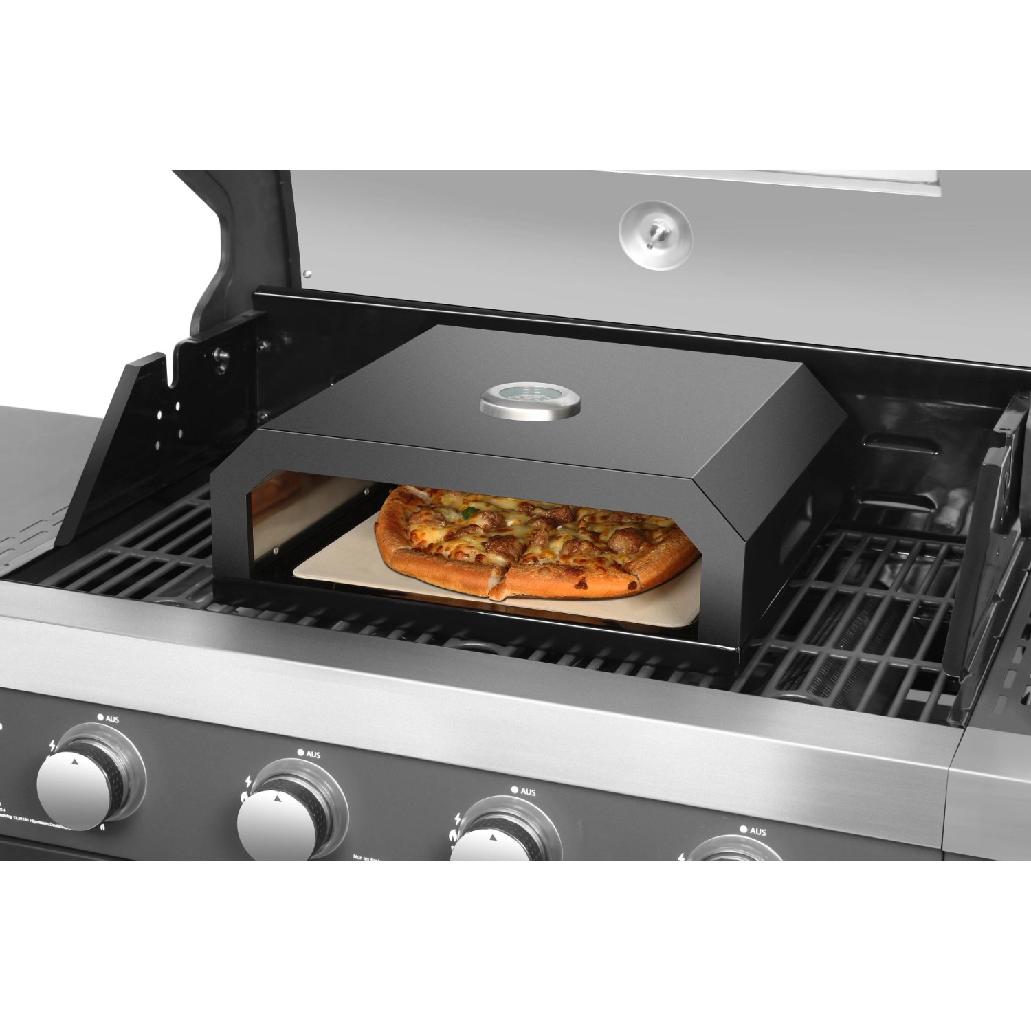 EL Fuego Pizzaaufsatz schwarz auf Grill mit Pizza. Grillutensil mit Thermometer.