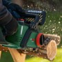 Bosch Akku-Kettensäge PKE18V-30-28 Solo beim Sägen von Holz.