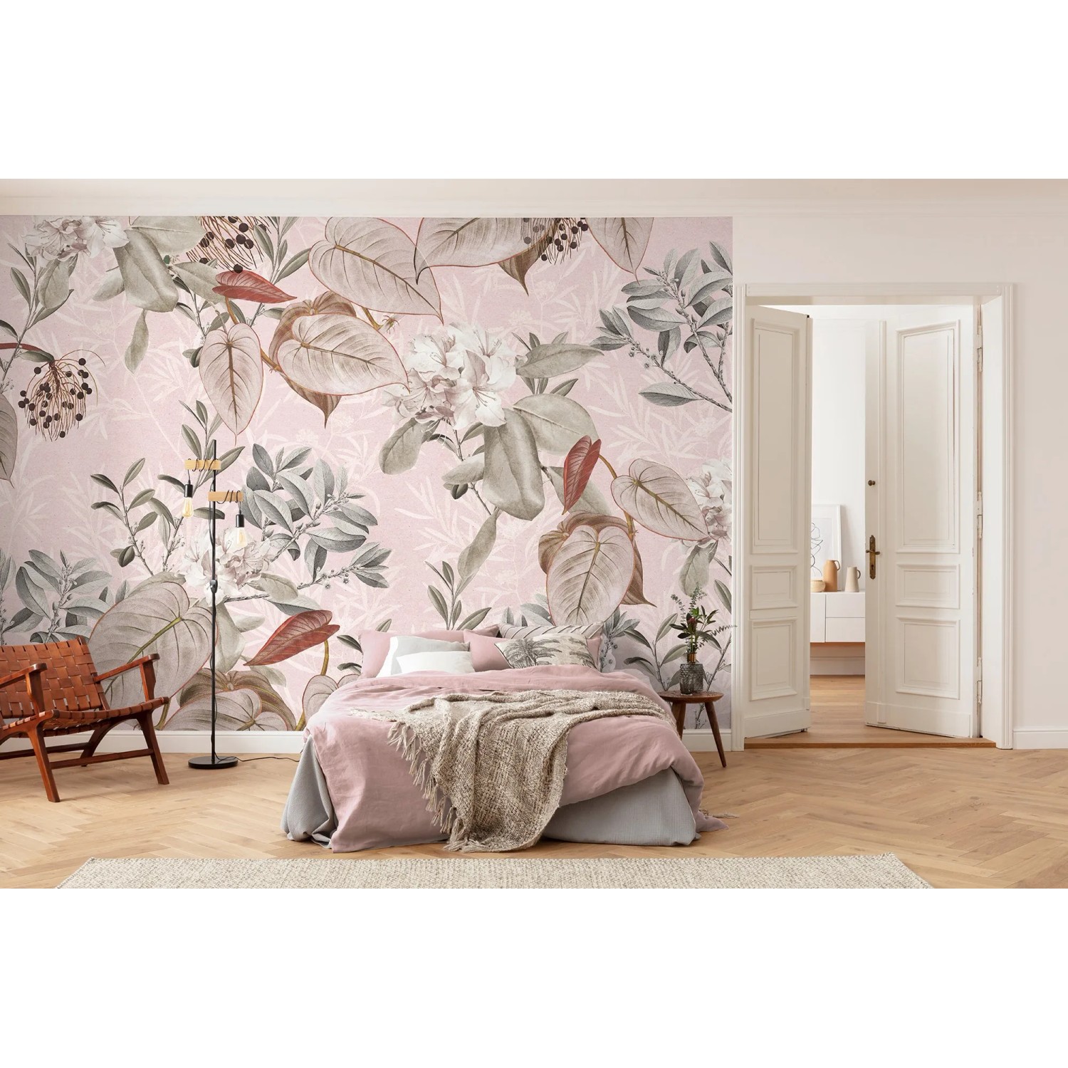 Komar Vliesfototapete Kalina (350x250 cm) mit floralem Muster in einem Schlafzimmer.