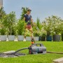 Gardena 4300 Silent Gartenpumpe im Einsatz: Mann bewässert Pflanzen mit der leisen Elektropumpe.