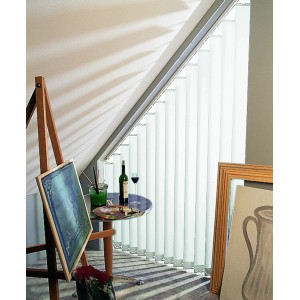 Weiß gestreifter Lamellenvorhang (127 mm) im Set, passend für Dachfenster.