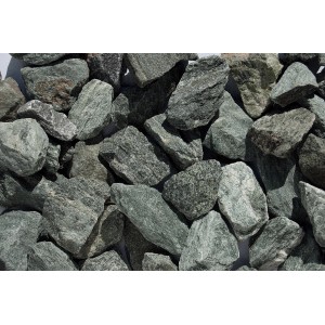 Nahaufnahme von glitzerndem, grünem Grünschiefersplitt (25-50mm) als Zierkies.