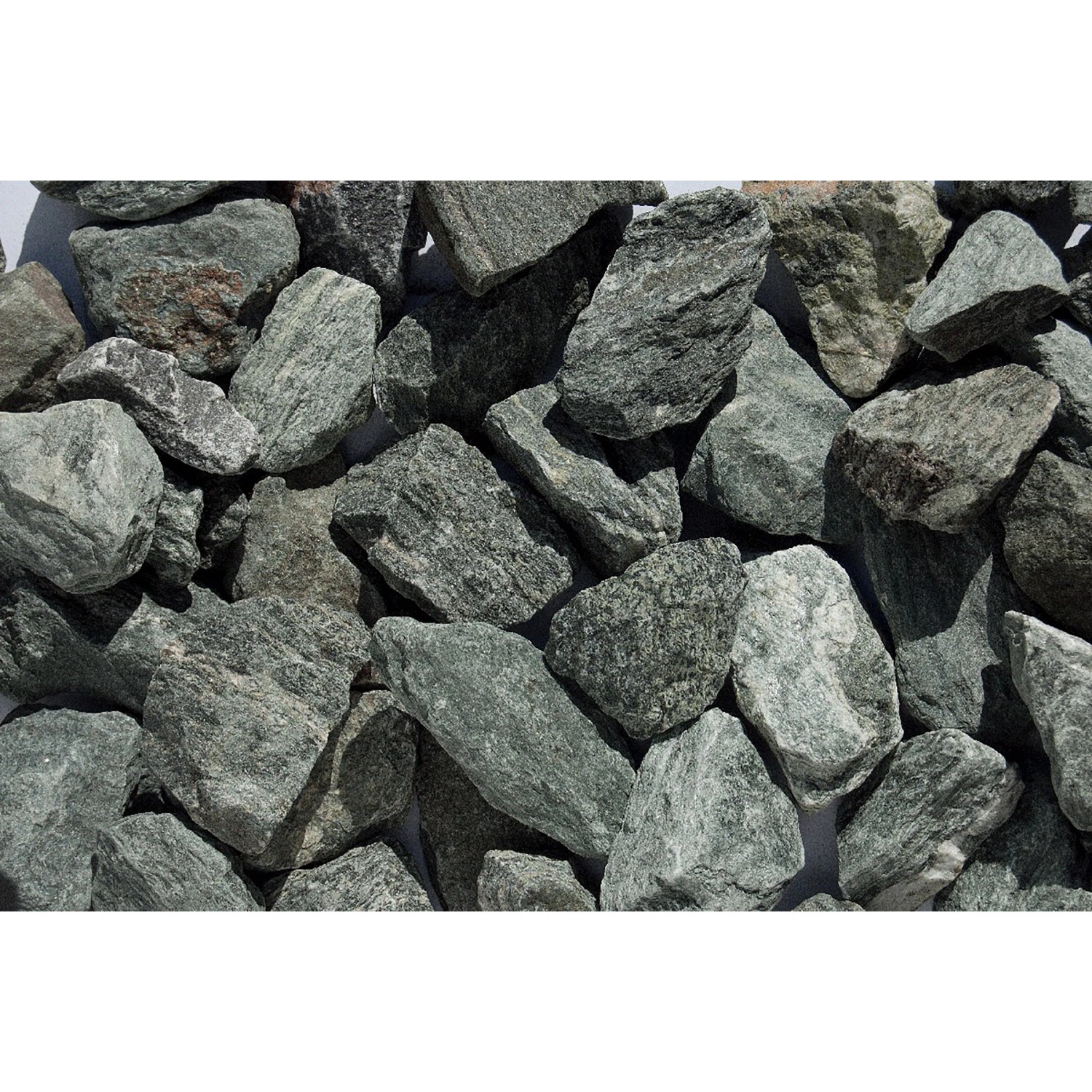 Nahaufnahme von glitzerndem, grünem Grünschiefersplitt (25-50mm) als Zierkies.