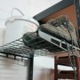 Ar Shelving Stahlgitterboden Rivet, anthrazitgrau, mit Schuhen auf einem Rivet Regal.