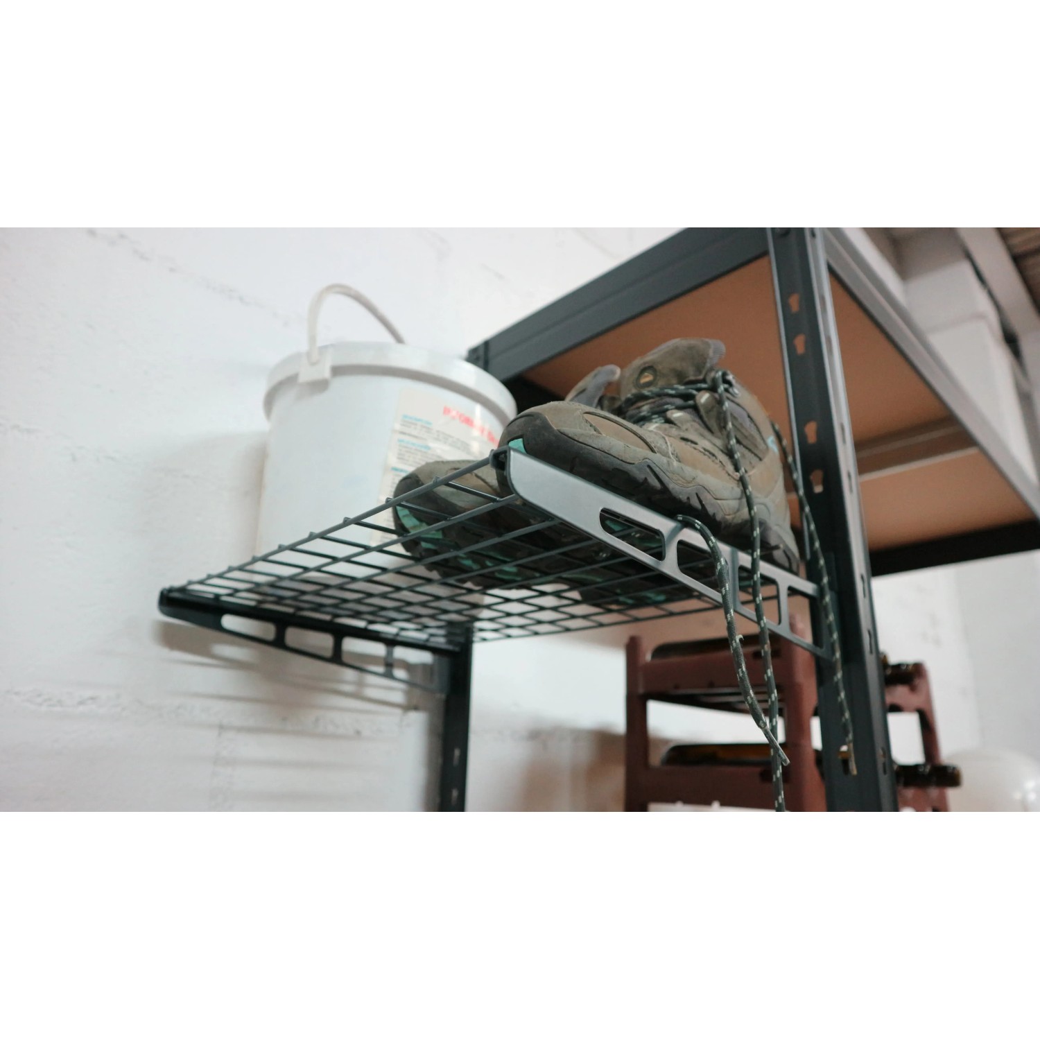 Ar Shelving Stahlgitterboden Rivet, anthrazitgrau, mit Schuhen auf einem Rivet Regal.