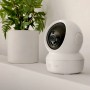 Weiße Ezviz H6c WLAN-Überwachungskamera für den Innenbereich, flexible Schwenk- und Neigefunktion.
