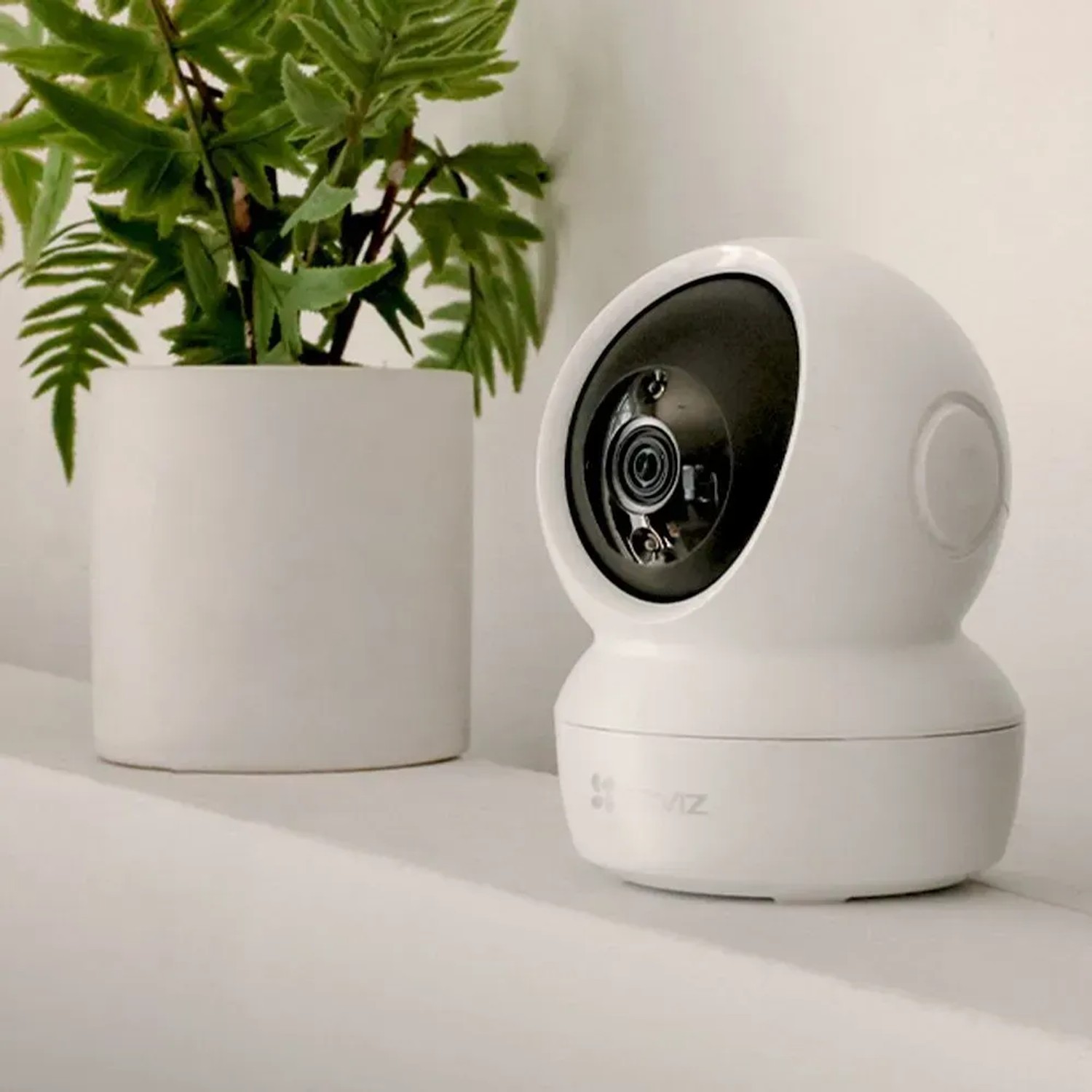 Weiße Ezviz H6c WLAN-Überwachungskamera für den Innenbereich, flexible Schwenk- und Neigefunktion.