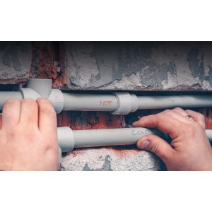 Duo Markierstift (Rot/Blau) im Einsatz zum Beschriften von Rohren (3er Set).