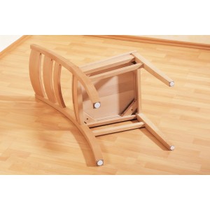 Holzstuhl mit angebrachten, selbstklebenden Filzzuschnitten als Möbelgleiter.