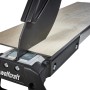 wolfcraft VLC 800 Vinyl- und Laminatschneider in Aktion, schneidet Laminat
