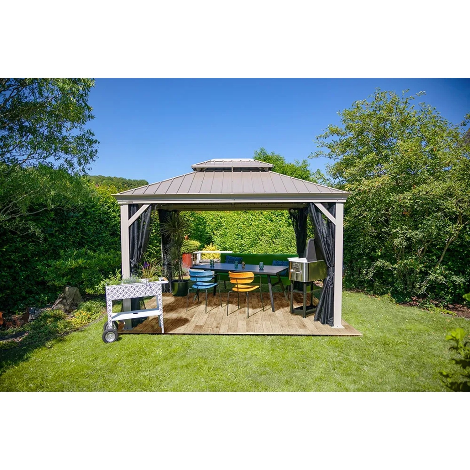Sojag Pavillon Messina 12x16 Champagner mit Tisch und Stühlen im Garten.
