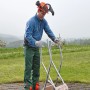 Wolfcraft Sägebock SB 60 klappbar: Mann stellt den silbernen Arbeitsbock im Garten auf.