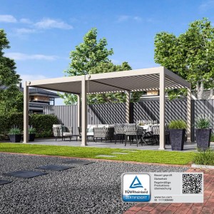 Großer Weide Deluxe Plus Aluminium Pavillon in Ivory Sand mit verstellbaren Lamellen auf einer Terrasse mit Gartenmöbeln.