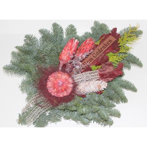 Burgunder Grabstrauß Nobilis, ca. 60 cm, mit Tanne, Blüten und Gedenk-Schriftzug.