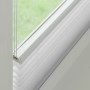 Weißes Gardinia Plissee Concept Tageslicht am Fenster, flexible Positionierung.