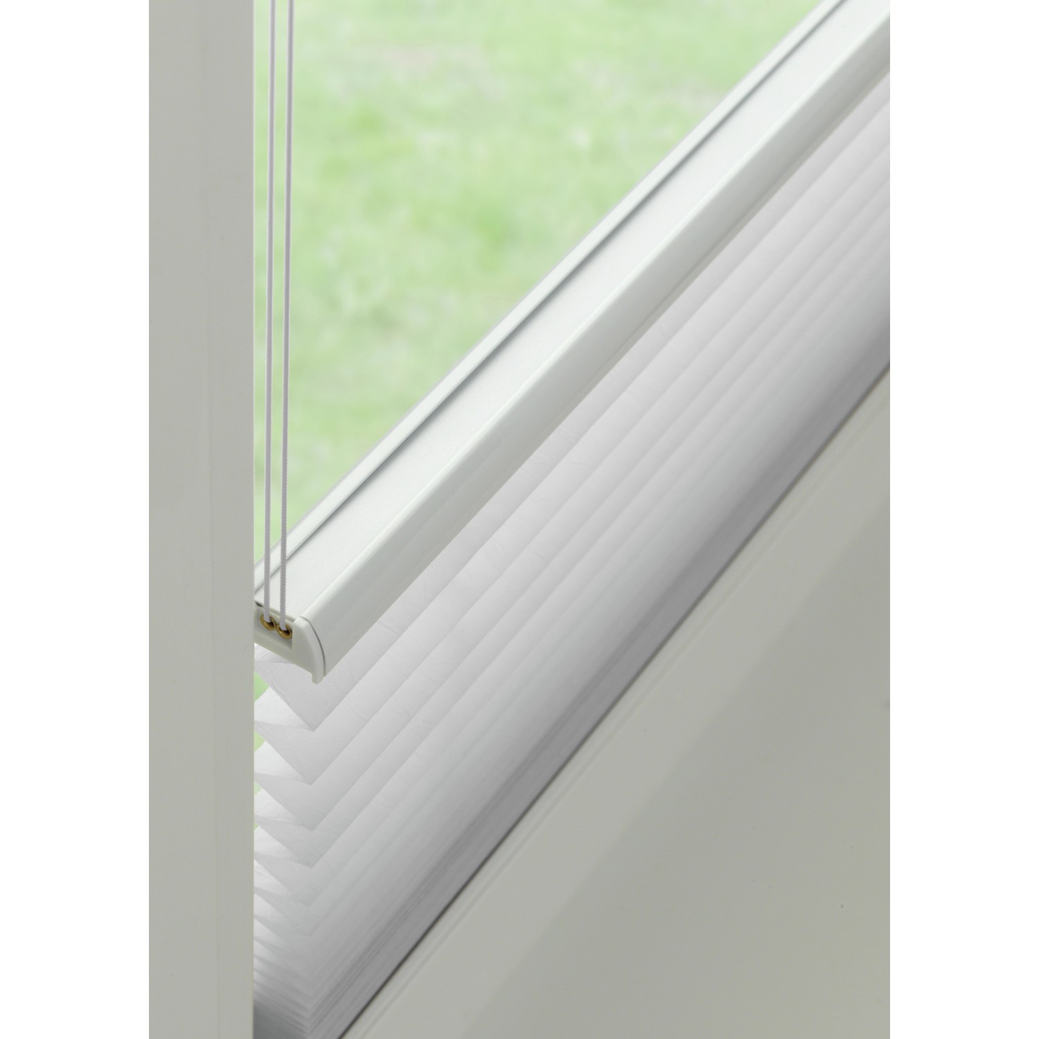 Weißes Gardinia Plissee Concept Tageslicht am Fenster, flexible Positionierung.