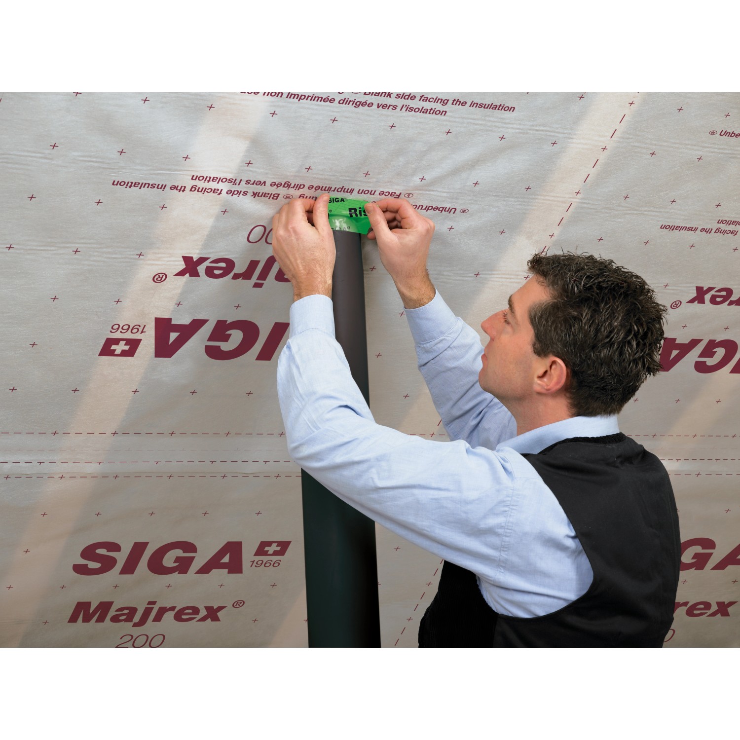 Anwendung von Siga Rissan 60 Klebeband (60mm) zur luftdichten Abdichtung einer Rohrdurchführung.