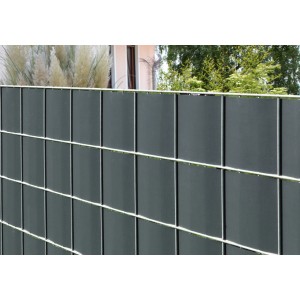 Anthrazitfarbene Floraworld PVC Sichtschutzrolle im Doppelstabmattenzaun. Blickschutz für Garten und Balkon.